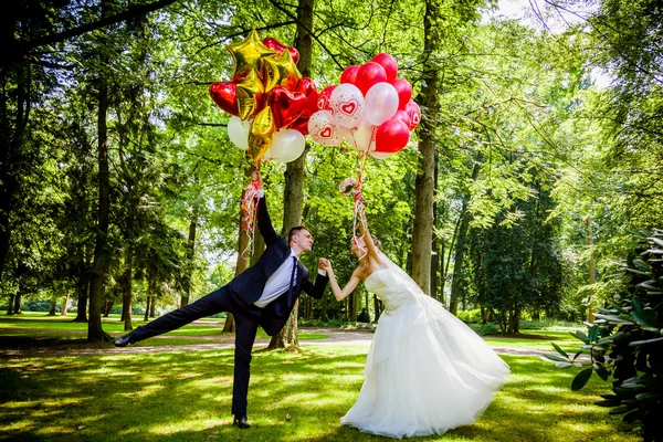 Pareja posando con globos — Foto de Stock