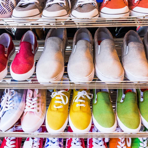 Bunte Schuhe zum Verkauf. — Stockfoto