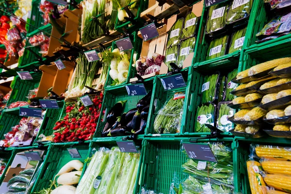 Légumes affichés sur le stand du marché — Photo