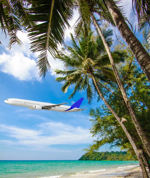 Avión jet sobre el mar — Foto de Stock