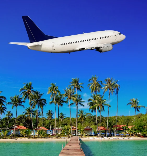 Airplane flying close to  beach — Stock Photo, Image