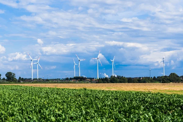 Mulini a vento per la produzione di energia elettrica. — Foto Stock