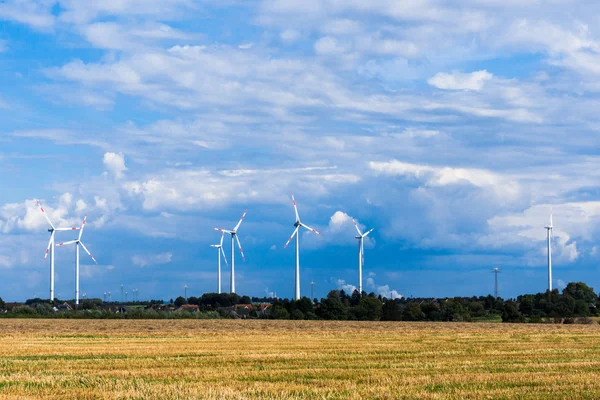 Mulini a vento per la produzione di energia elettrica. — Foto Stock