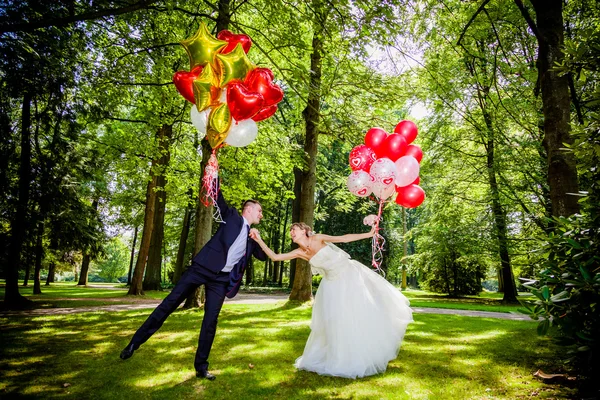 Pareja posando con globos — Foto de Stock