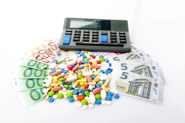Comprimidos, notas de euro e calculadora — Fotografia de Stock