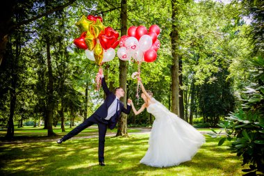 Gelin çift balon ile