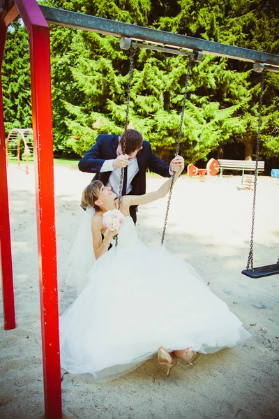 Casal de casamento no parque — Fotografia de Stock