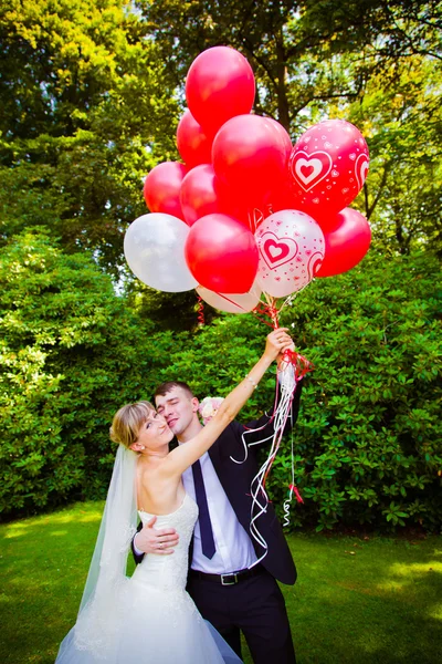 Pareja nupcial con globos — Foto de Stock