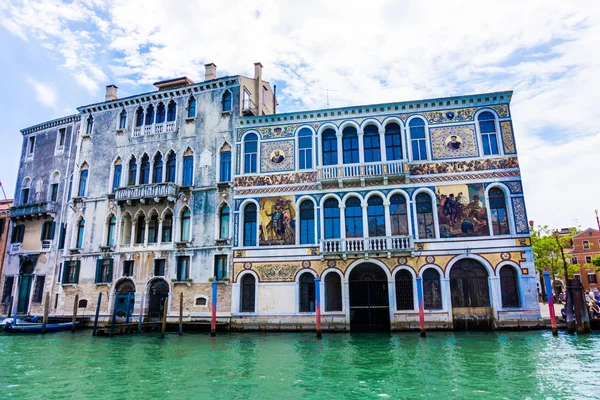 Gebouwen en grachten in Venetië — Stockfoto