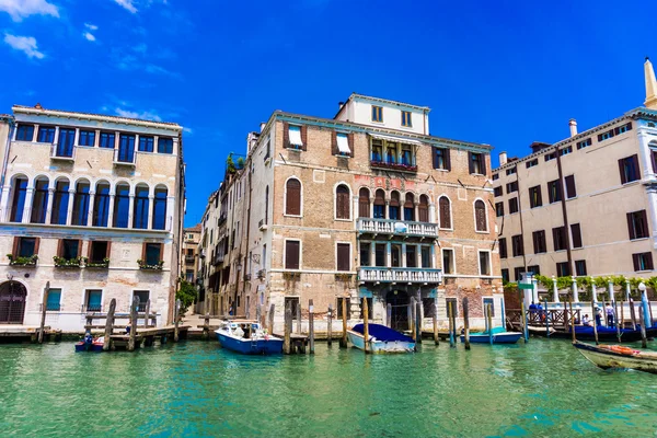 Gebouwen en grachten in Venetië — Stockfoto