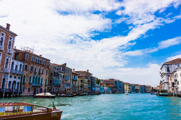 Edifici e canali a Venezia — Foto Stock