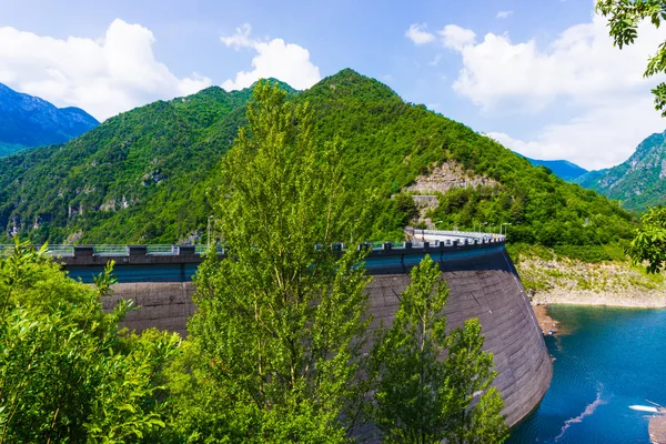 Dam in de bergen — Stockfoto