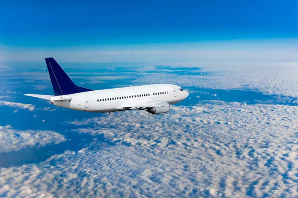 Avión de pasajeros volando — Foto de Stock