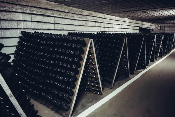 Láhve od vína ve sklepě — Stock fotografie