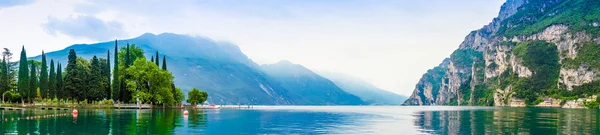 Vista do lago garda — Fotografia de Stock