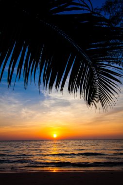 Denizin üzerinde gün batımı