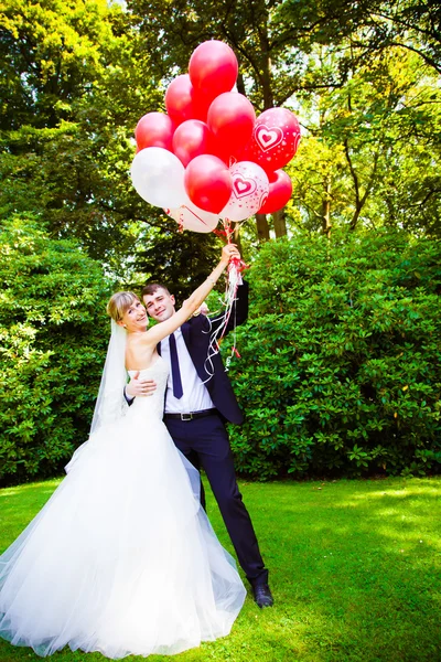 Casal com balões — Fotografia de Stock