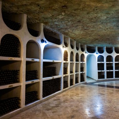 şarap şişeleri mahzende