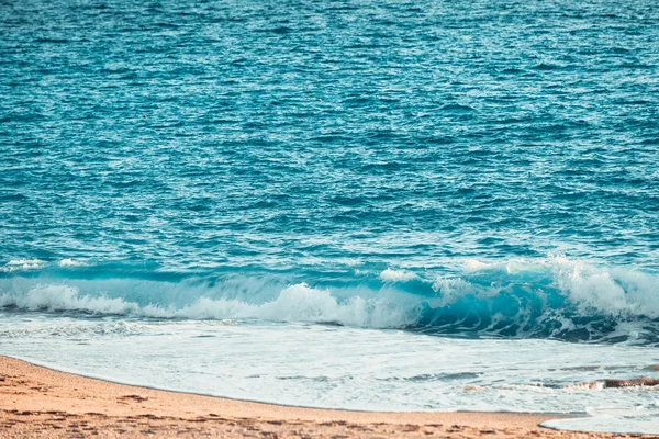 Bela onda na praia — Fotografia de Stock