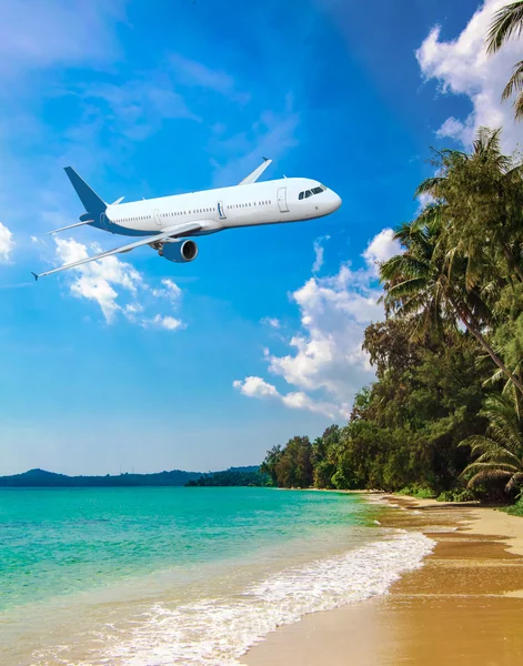 Plane over ocean — Stock Photo, Image