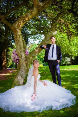 Gelin ve damat bir parkta poz