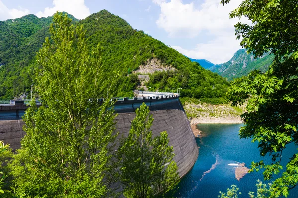 Dam in de bergen — Stockfoto