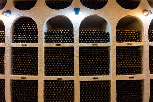 Пляшки вина в підвалі — стокове фото