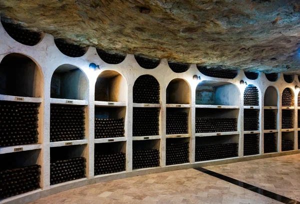 Butelki wina w piwnicy — Zdjęcie stockowe