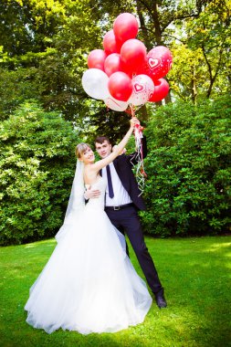 Gelin ve damat bir parkta poz