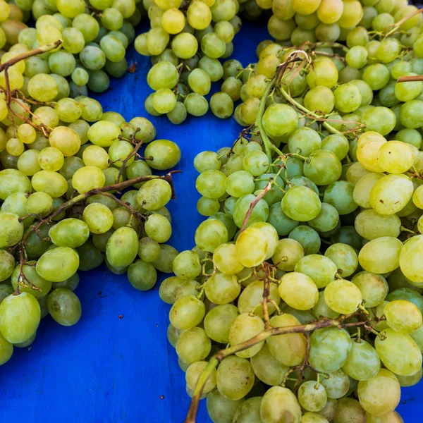 Druiven in een markt. — Stockfoto