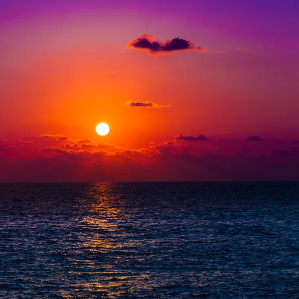 Hermosa puesta de sol sobre el mar — Foto de Stock