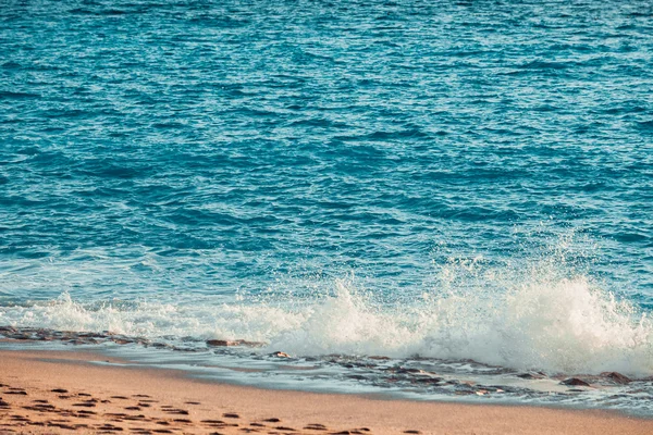 Vackra våg på stranden — Stockfoto