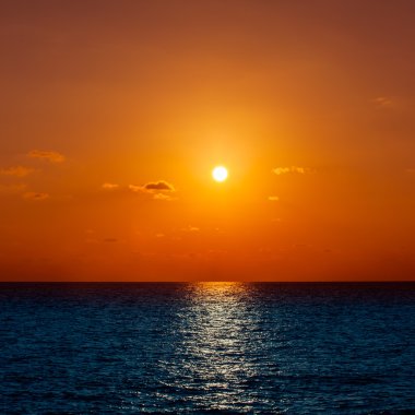 Denizin üzerinde güzel gün batımı