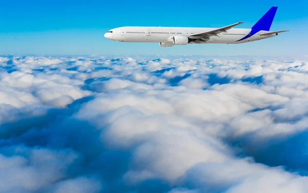 Utasszállító repülőgép repül — Stock Fotó