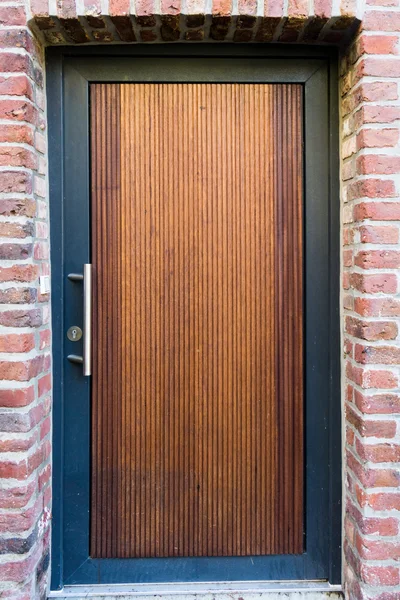 Drewniane drzwi przednie — Zdjęcie stockowe