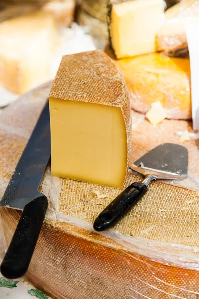 Gustosi formaggi e coltelli — Foto Stock