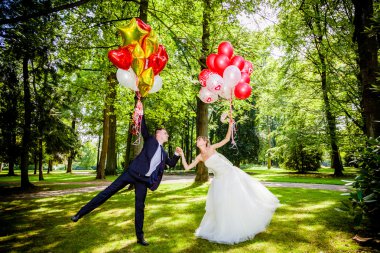 Gelin ve damat ballons holding