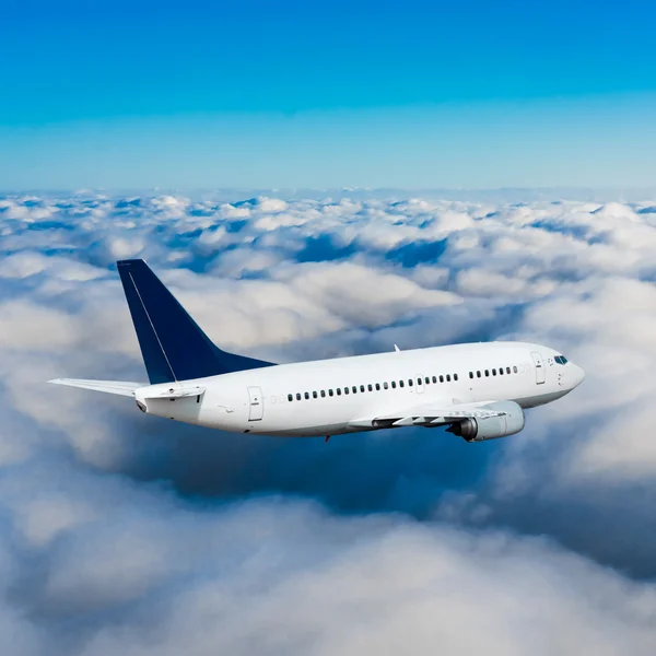Lecącego samolotu pasażerskiego — Zdjęcie stockowe