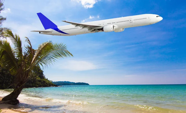 Plane over ocean — Stock Photo, Image