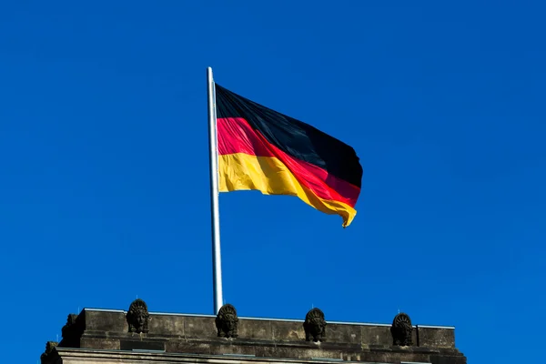 Bandera alemana en la parte superior del edificio — Foto de Stock