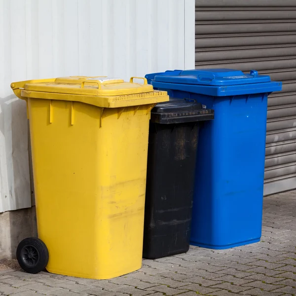 Papeleras de reciclaje de plástico —  Fotos de Stock