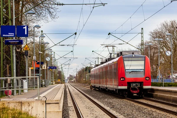 Trem moderno na estação . — Fotografia de Stock