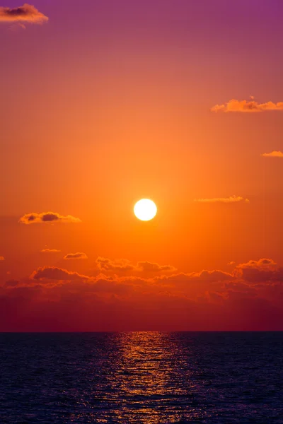 Belo pôr do sol sobre o mar — Fotografia de Stock