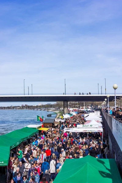 Połowy rynku poprzez port — Zdjęcie stockowe