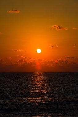 Denizin üzerinde güzel gün batımı