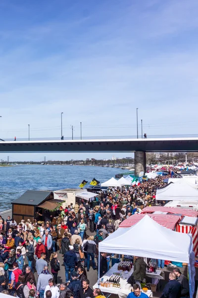 Połowy rynku poprzez port — Zdjęcie stockowe