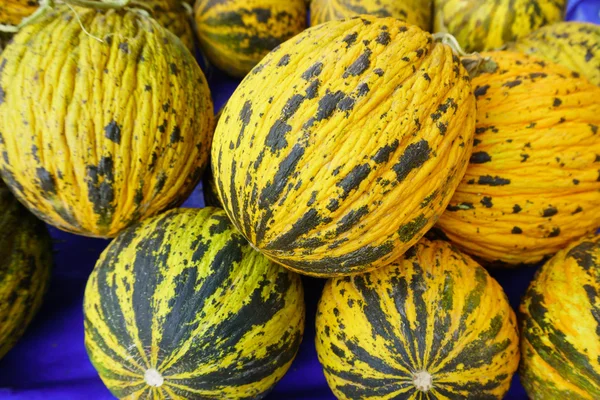 Meloni maturi sul mercato . — Foto Stock