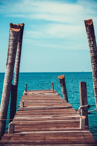 Drewniane molo nad morze — Zdjęcie stockowe