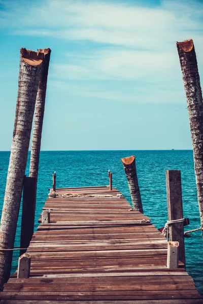 Houten Pier over zee — Stockfoto