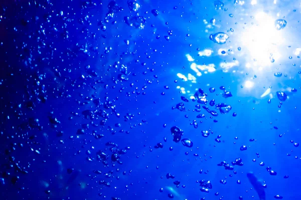 Vesi ja ilmakuplat — kuvapankkivalokuva